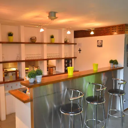 Rustic With Pool, Cleaning Included بيت للعطل وايمس
